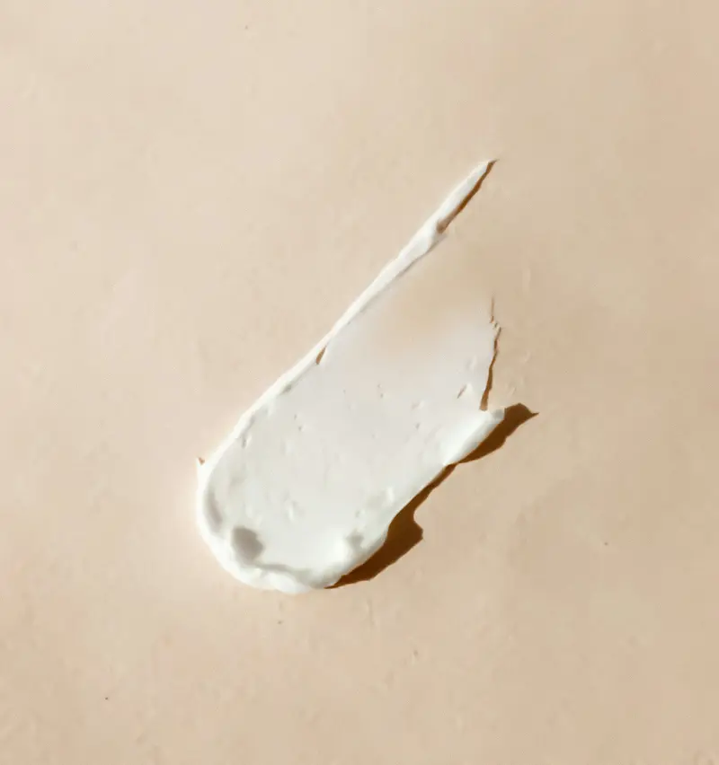 Ein Strich heller Creme auf beigem Grund