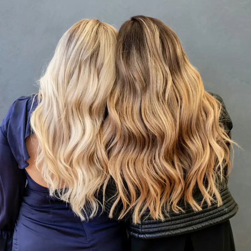 Zwei Frisuren mit Balayage in Hellblond und Karamell, lange Wellen von hinten