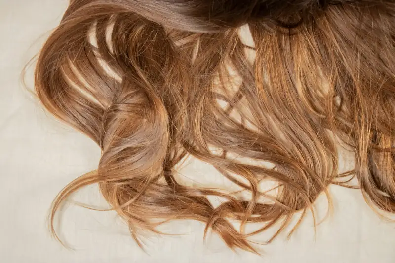 Nahaufnahme von karamellfarbenen Haarwellen