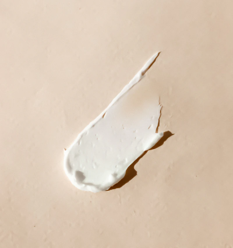 Ein Strich heller Creme auf beigem Grund